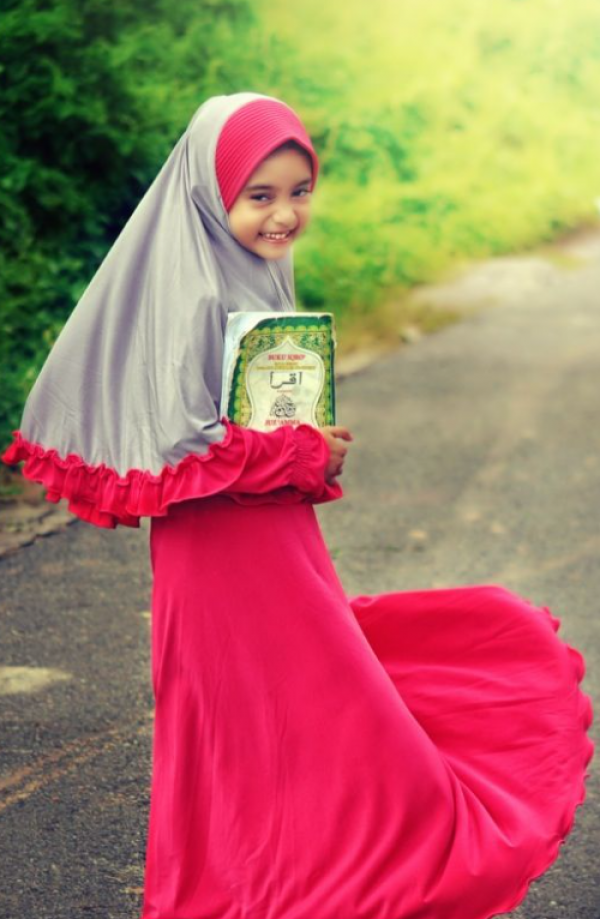 Hijab anak dengan motif bintang-bintang yang menggemaskan